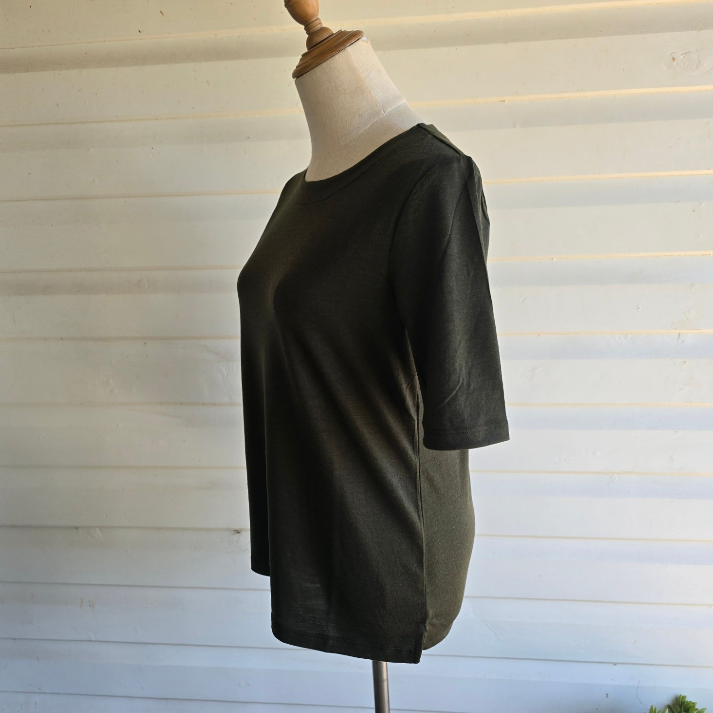 elbow length merino tee in plantation side view